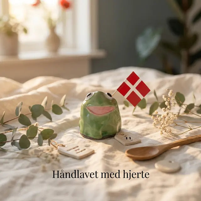 Lille Kajkage i keramik med flag – Håndlavet figur af Pedersen