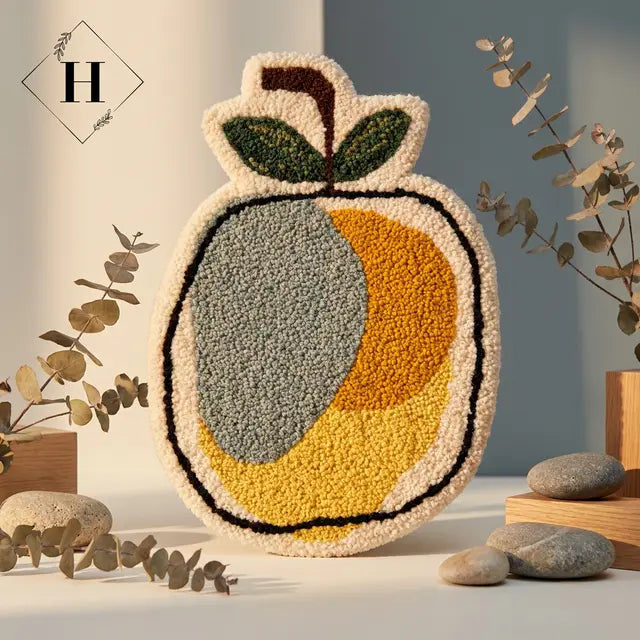 Tuftet æble i gul okker og støvet blå – 37x26 cm – Håndlavet vægdekoration af Flair