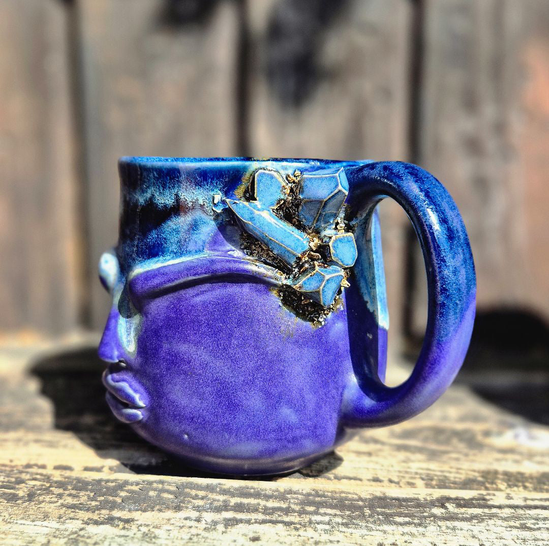 Krus med ansigt – Gaia, Mørk lilla med krystal | RG Ceramic