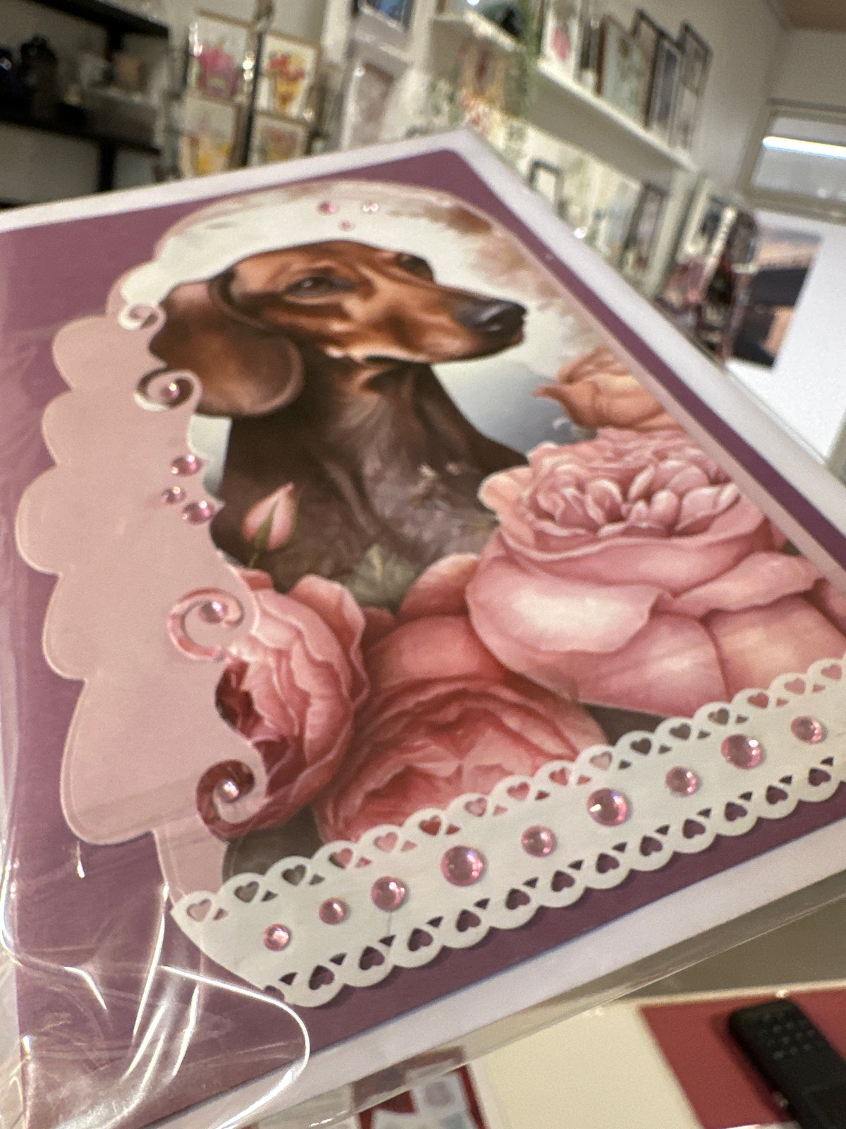 Håndlavet kort med hund og rosa roser | Helle Vang