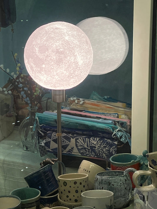 3D printet lampe på lang fod - Månen Happy crab creations