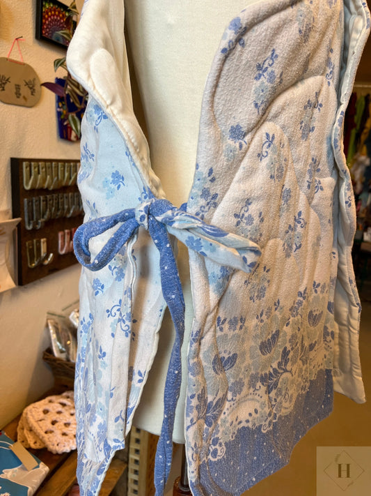 Quiltet vest - blå blomst Genfødt