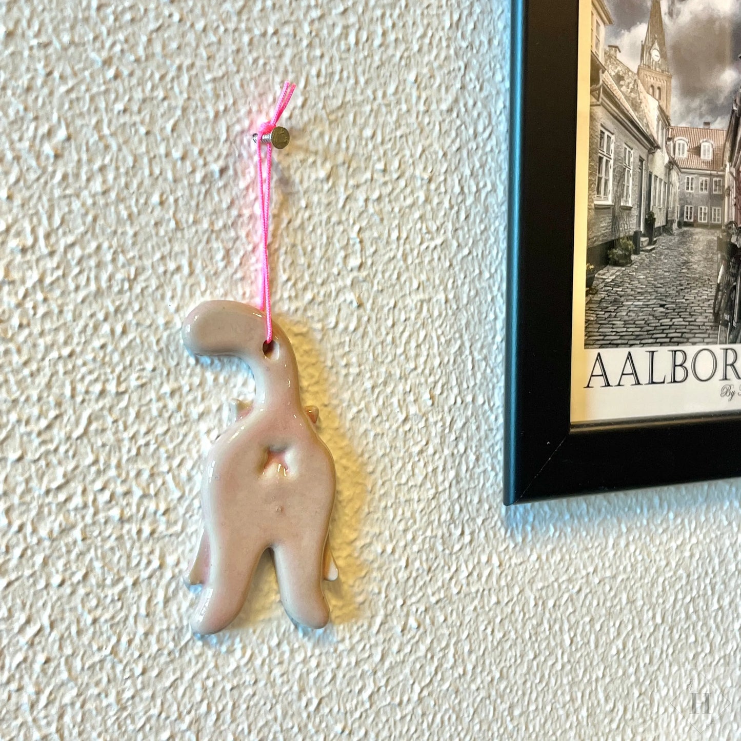 Ophæng i keramik - kattenumse Gitte Bramm