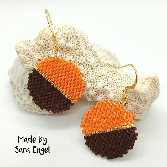 Runde øreringe i miyukiperler – brun/orange – Håndlavet af Sara Engel