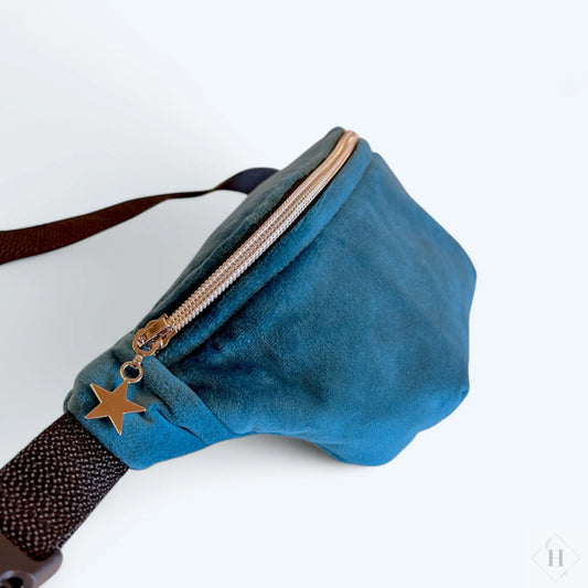 Lille bumbag i petroleums blå velour Aldrig2ens