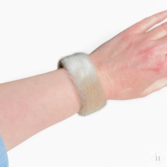 Armbånd i upcycled sælskind. Håndlavet af