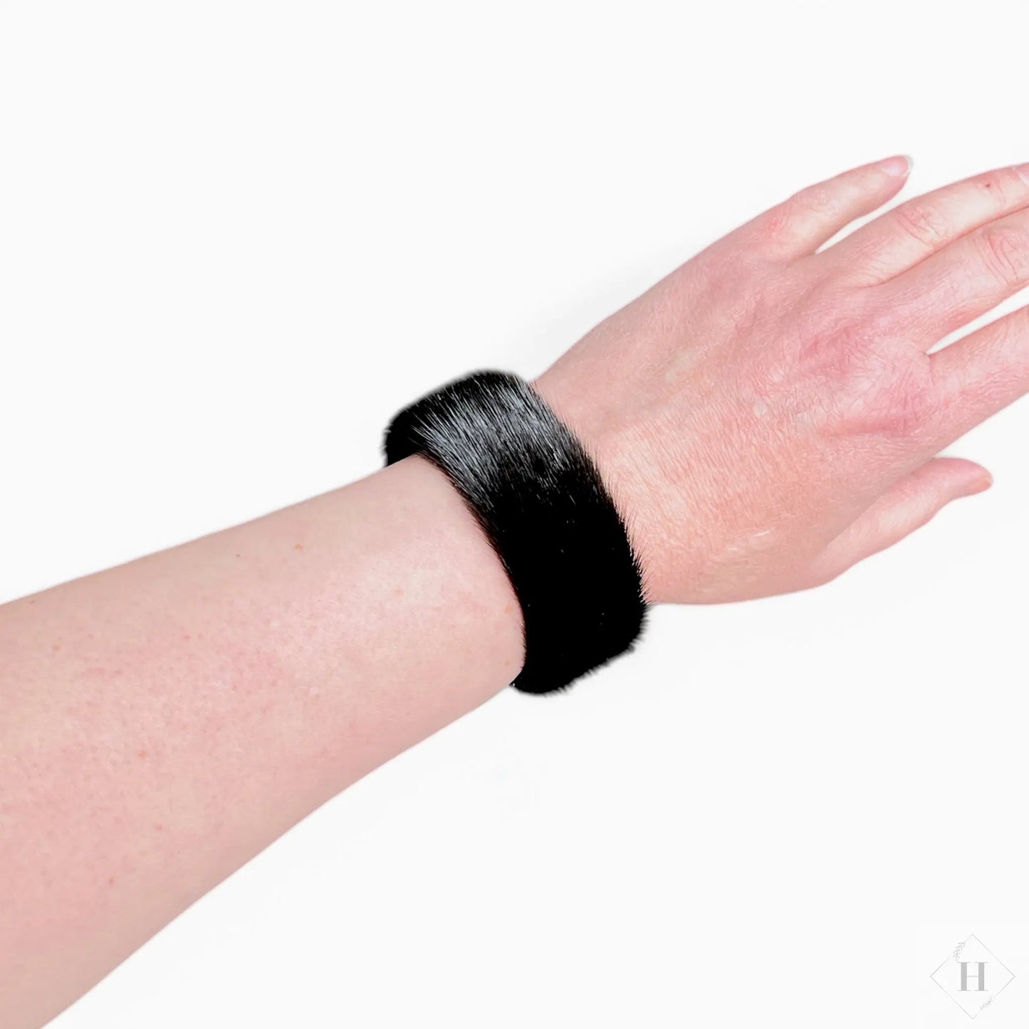 Armbånd i upcycled sælskind. Håndlavet af