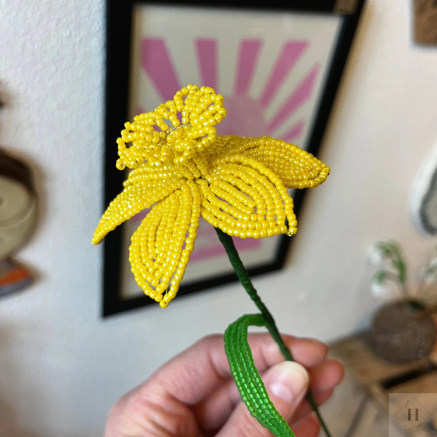 Håndlavet blomst i glasperler - påskelilje (glimmer) Kaimers krea