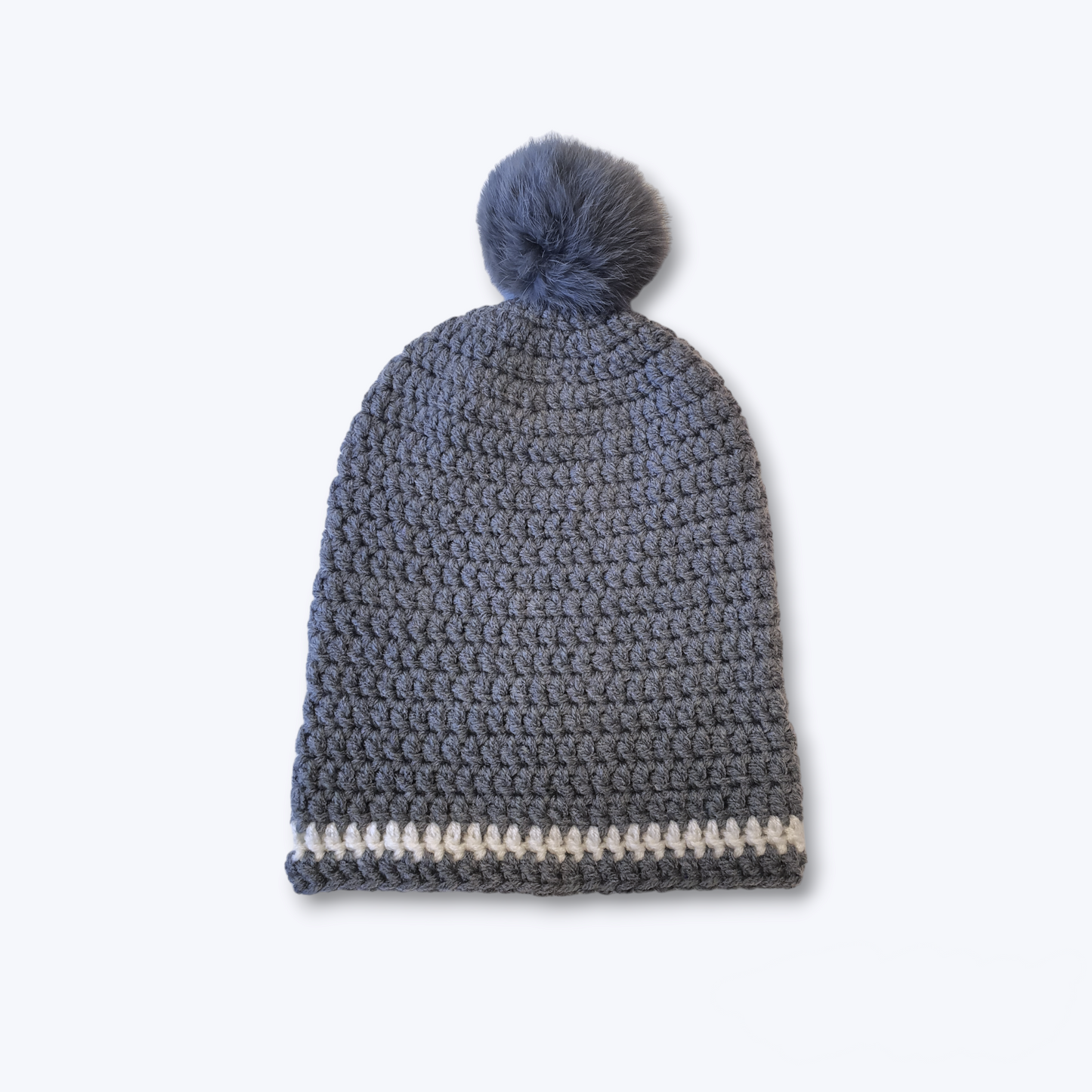 Hæklet grå hue med kvast Gitte Bramm