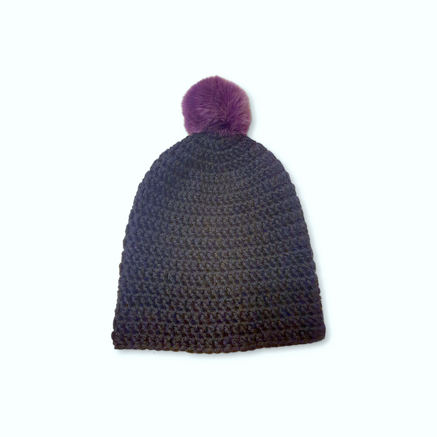 Hæklet hue i sort med lilla kvast Gitte Bramm