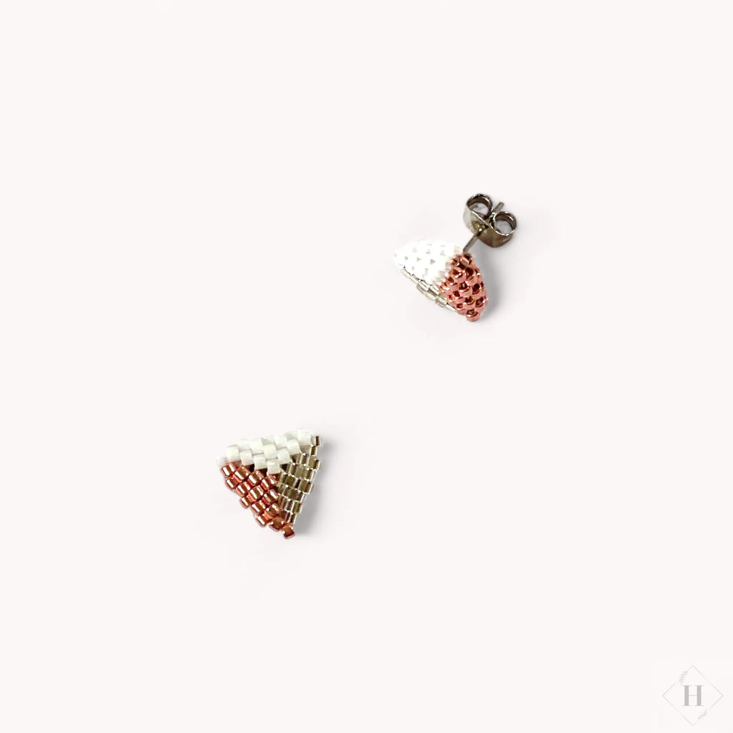 Ørestikker af miyuki perler - metallic rosa/hvid Sara Engel