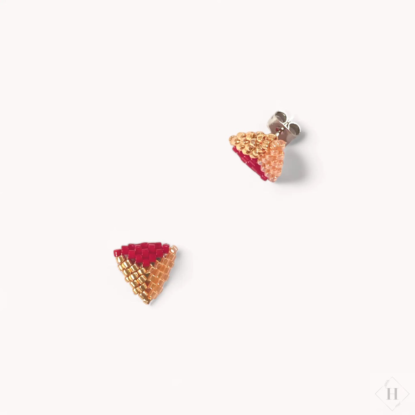 Ørestikker af miyuki perler - metallic rosa/rød Sara Engel