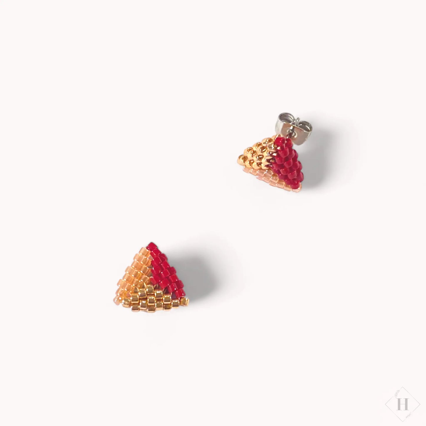 Ørestikker af miyuki perler - metallic rosa/rød Sara Engel