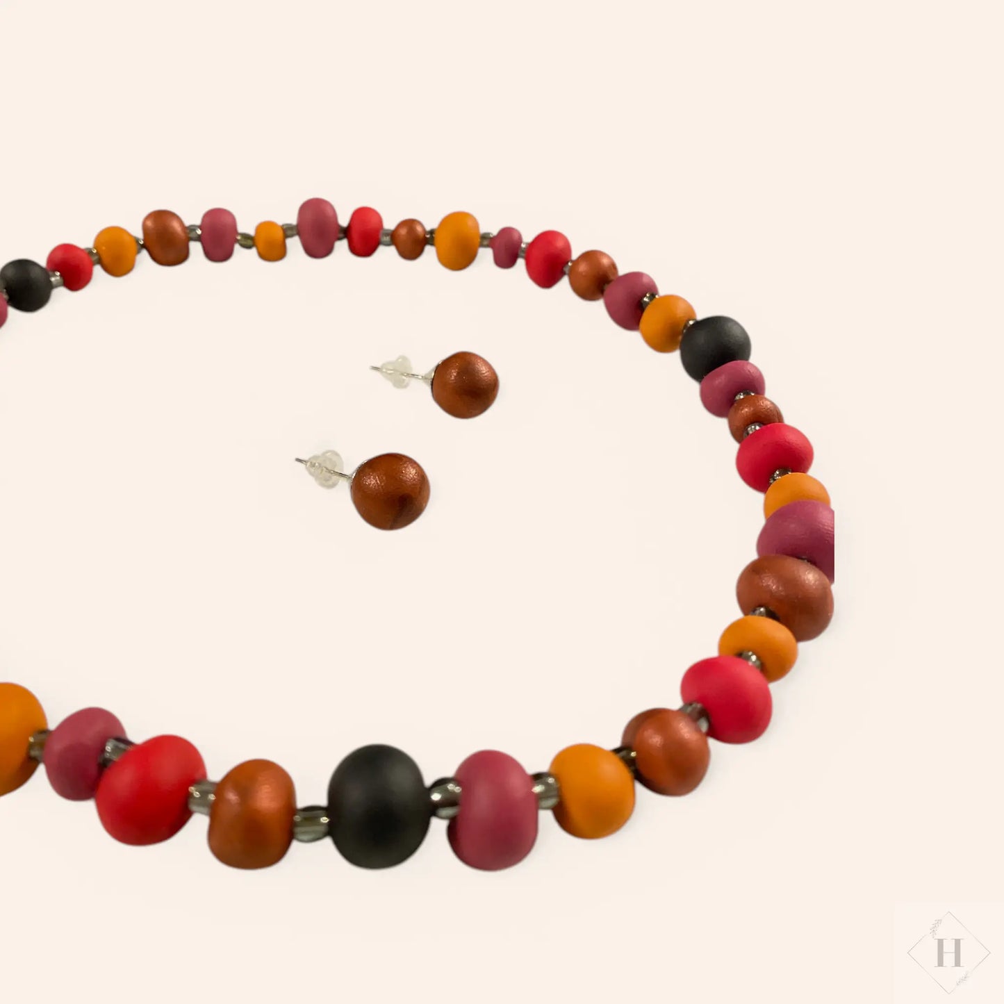 Halskæde og ørestikkere i håndlavede perler - varme røde nuancer Aldrig2ens