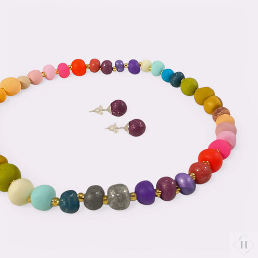 Halskæde og ørestikkere i håndlavede perler - regnbue Aldrig2ens