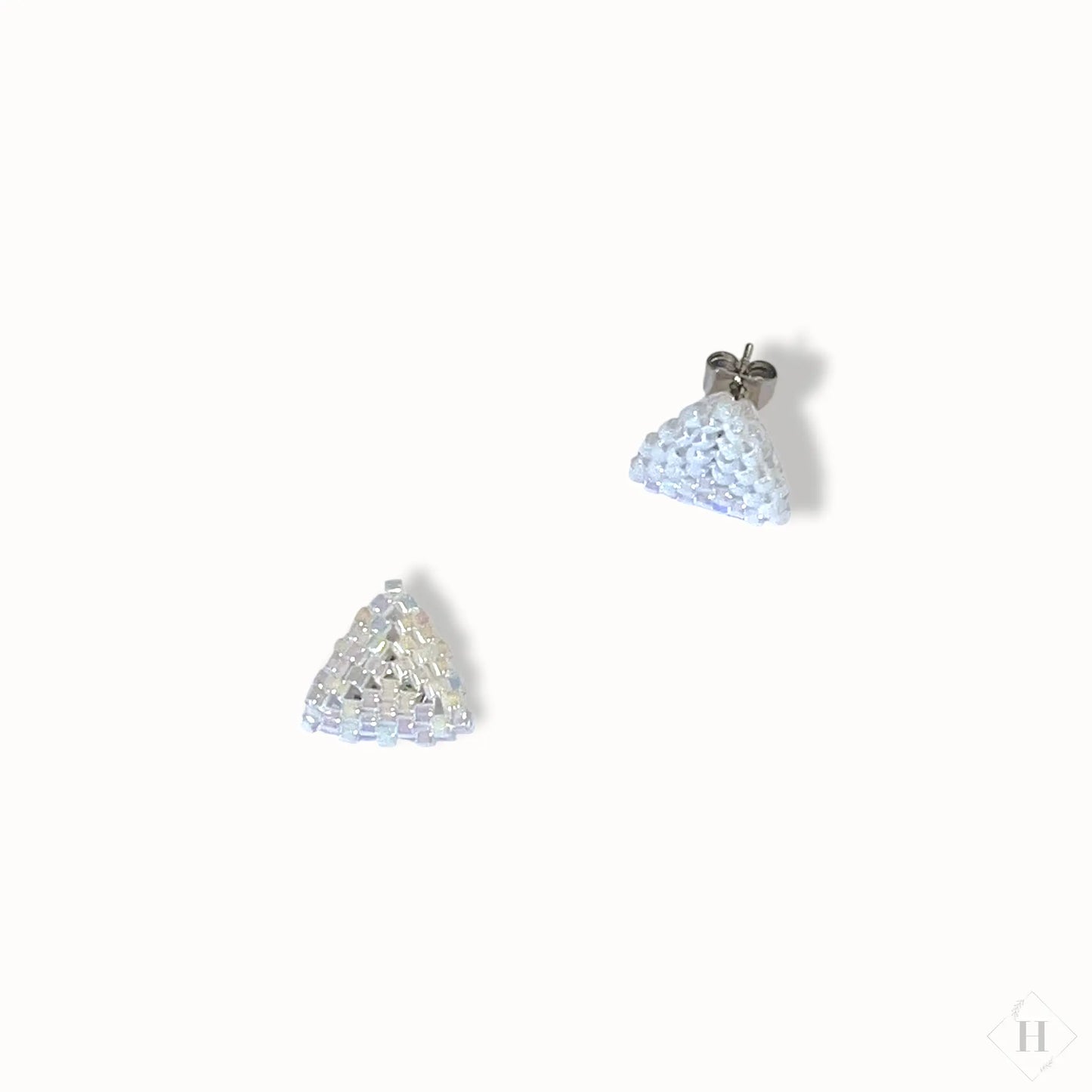 Ørestikker af miyuki perler - hvid perlemor Sara Engel