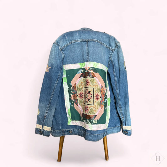 Denim jakke med broderi på ryggen. By Victoria Juul