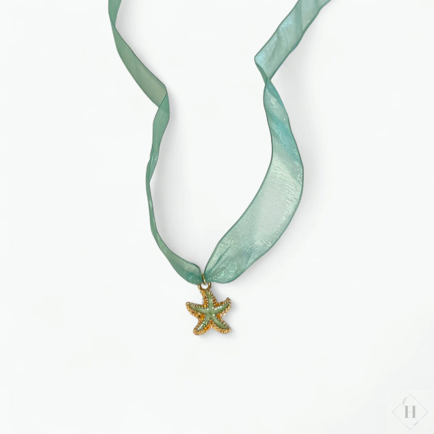 Emalje søstjerne på organza bånd By Victoria Juul