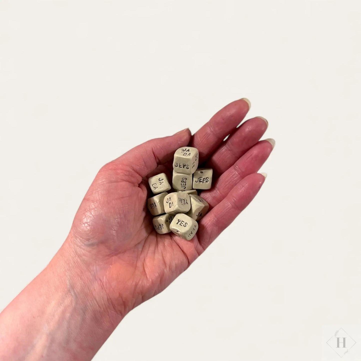 Ja terning i keramik Lisbeth Børglum