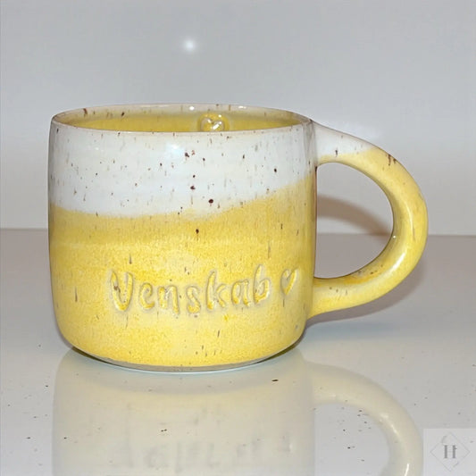 Krus med hank - Venskab (gul) Clay by Hornstrup