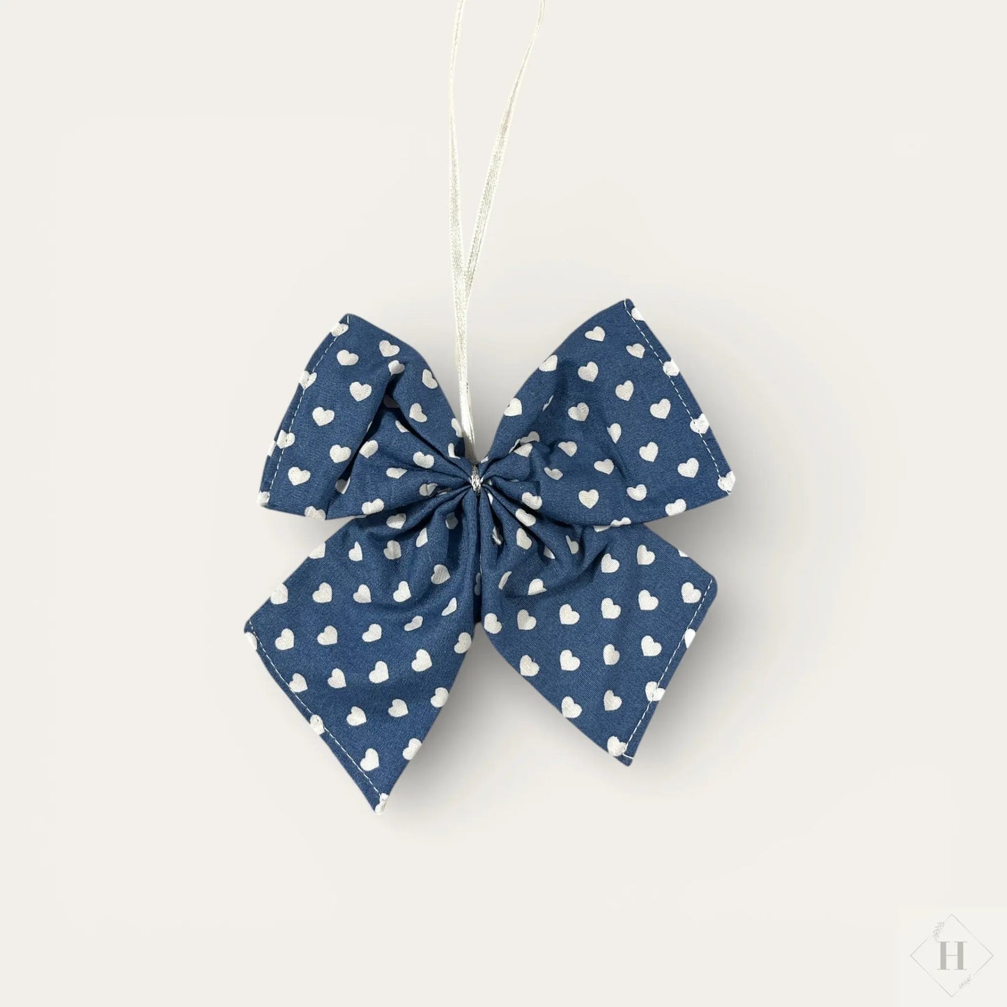 Lille håndlavet sløjfe i stof - 10x14 cm - blå med hjerter Irene Kokholm