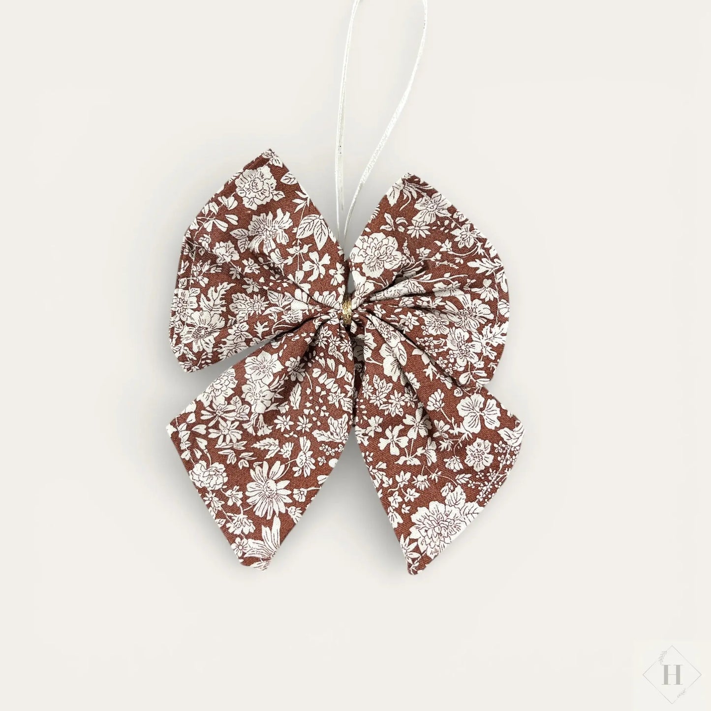Lille håndlavet sløjfe i stof - 10x14 cm - brun med blomster Irene Kokholm