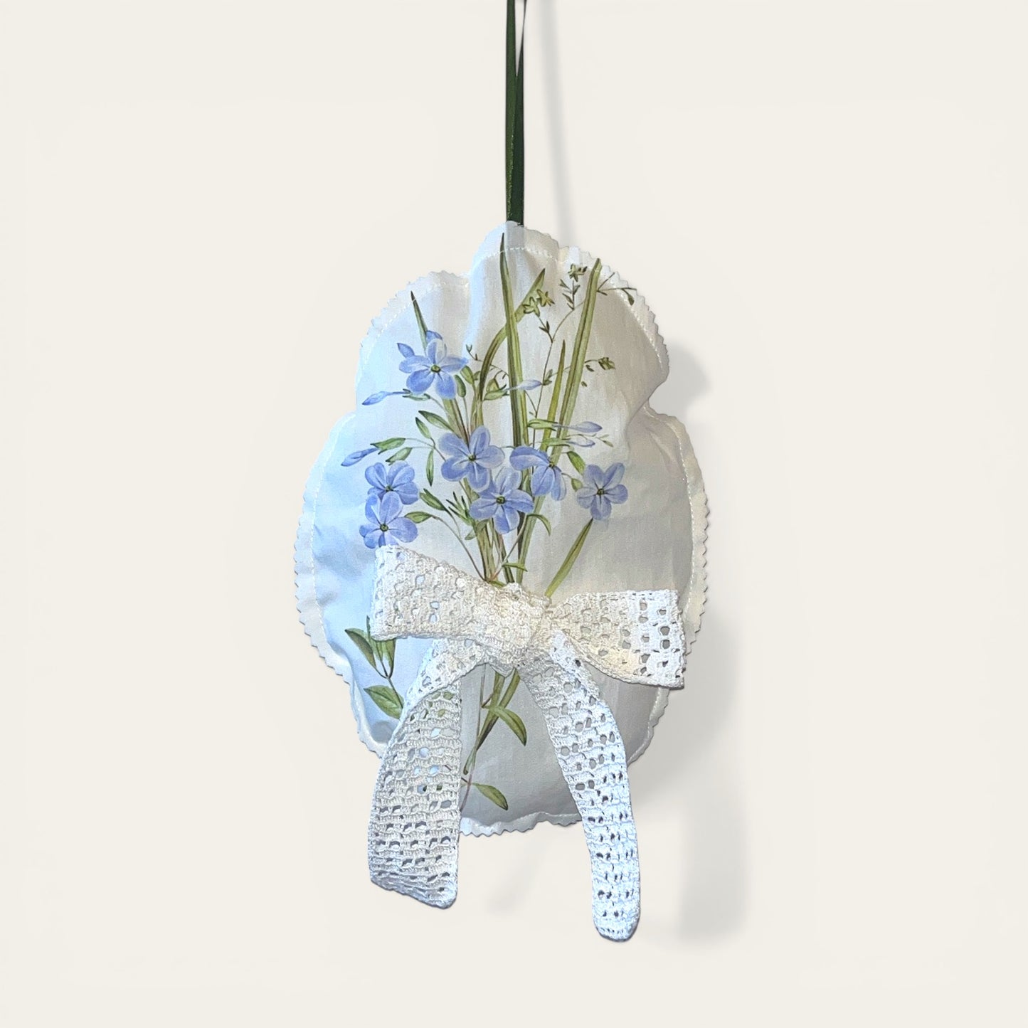 Stort syet påskeæg med stramaj broderi