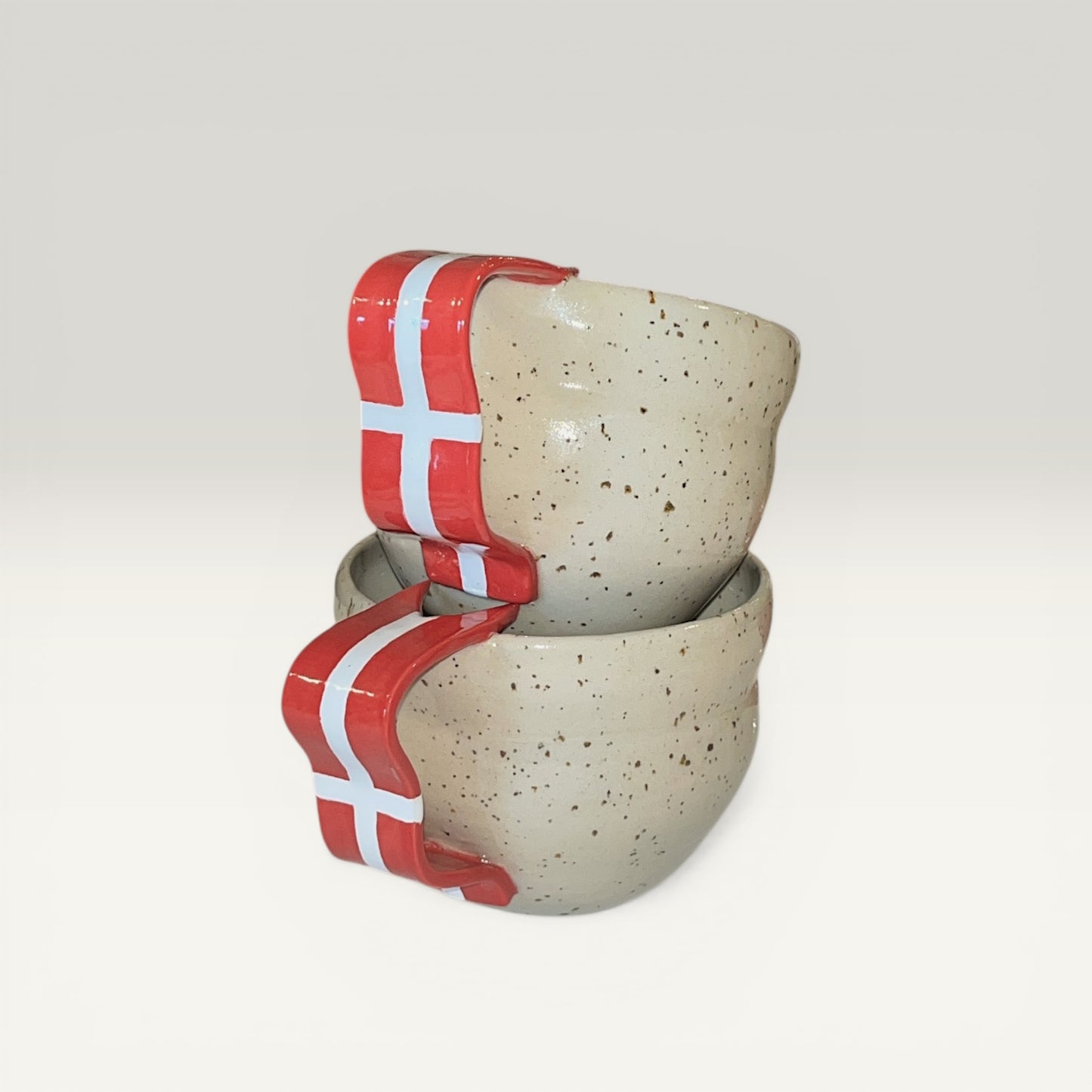 Keramikkrus med dannebrogshank – hånddrejet, 8 cm – Karlines Keramik