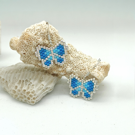 Ørering i miyukiperler - lyseblå sommerfugl m