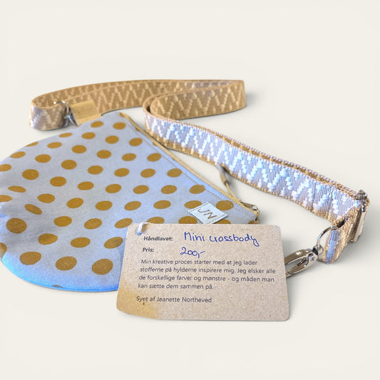 Håndlavet mini crossbody taske lyseblå med prikker – 20x15 cm – JNortheved