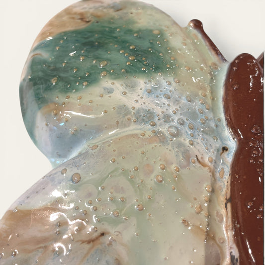 Vægophæng i keramik – Stor sommerfugl | By Victoria Juul