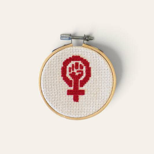 Broderi i ramme feminist – håndlavet | Juks