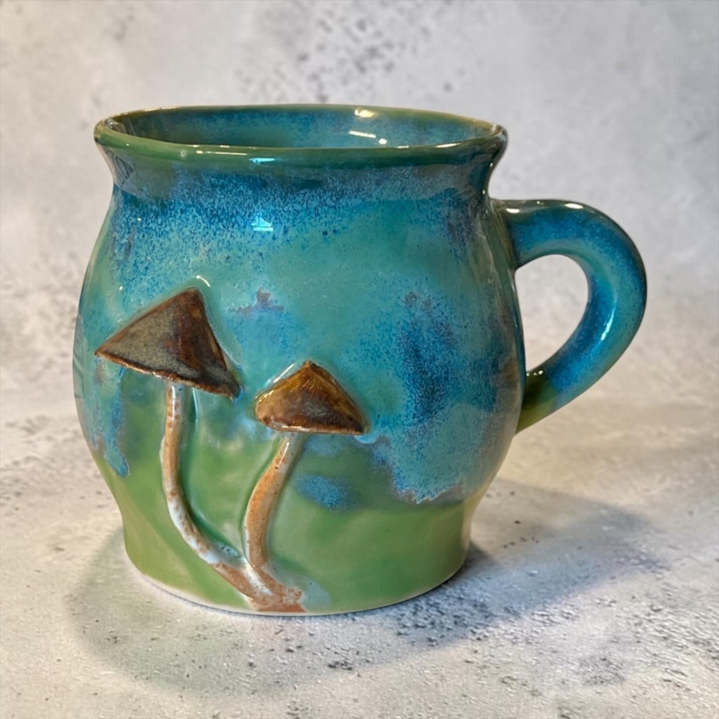Krus med svampe – Grøn med brune svampe | RG Ceramic