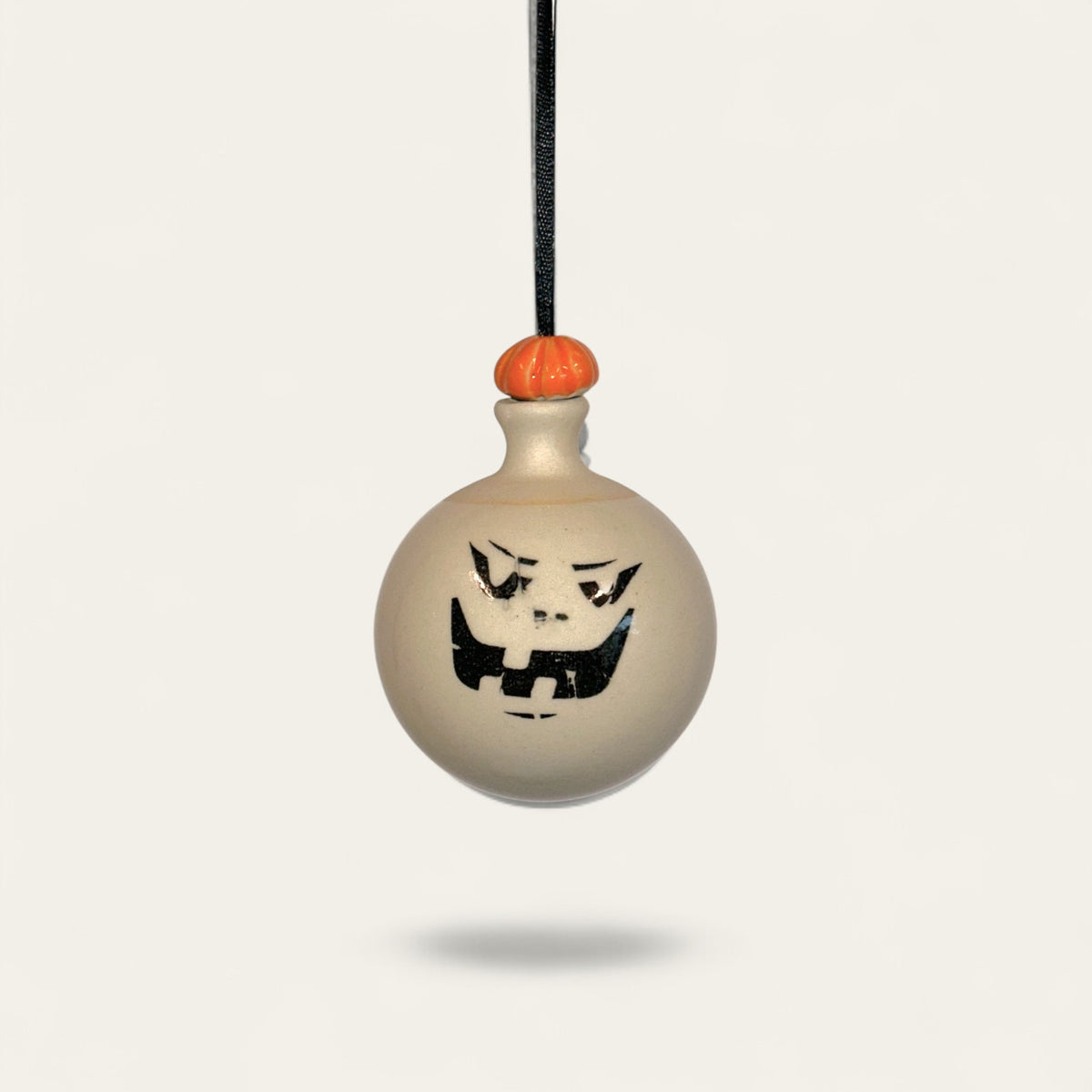 Lille Keramik halloween-kugle med spøgelsesansigt – håndlavet dekoration | Famalut