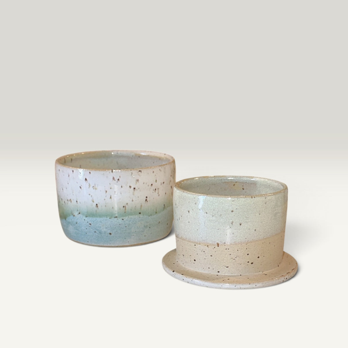 Smørklokke i grøn glasur – Håndlavet keramik af Clay by Hornstrup