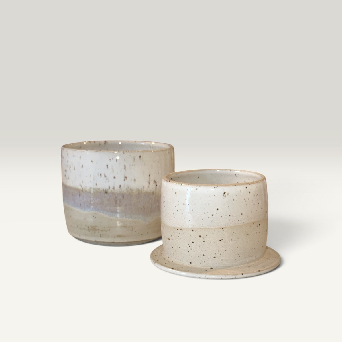 Smørklokke i perlemorsglasur – Håndlavet keramik | Clay by Hornstrup