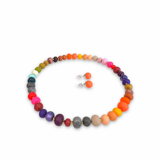 Halskæde og ørestikkere i håndlavede perler - Regnbue farvet