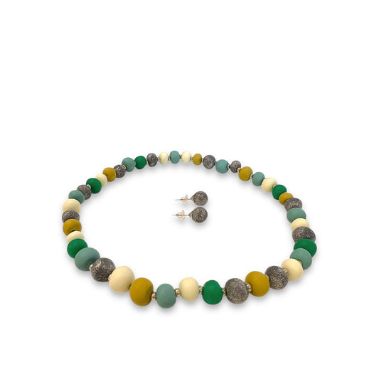 Halskæde og ørestikkere i håndlavede perler - Grøn/blå/okker Aldrig2ens