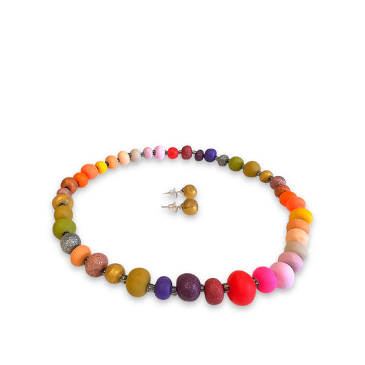 Halskæde og ørestikkere i håndlavede perler - Regnbue glimmer Aldrig2ens