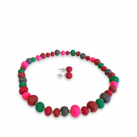 Halskæde og ørestikkere i håndlavede perler - Rød/grøn Aldrig2ens