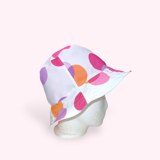 Bøllehat i prikketstof str 56 HG Design