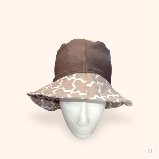 Bøllehat i geometriskstof str 54 HG Design