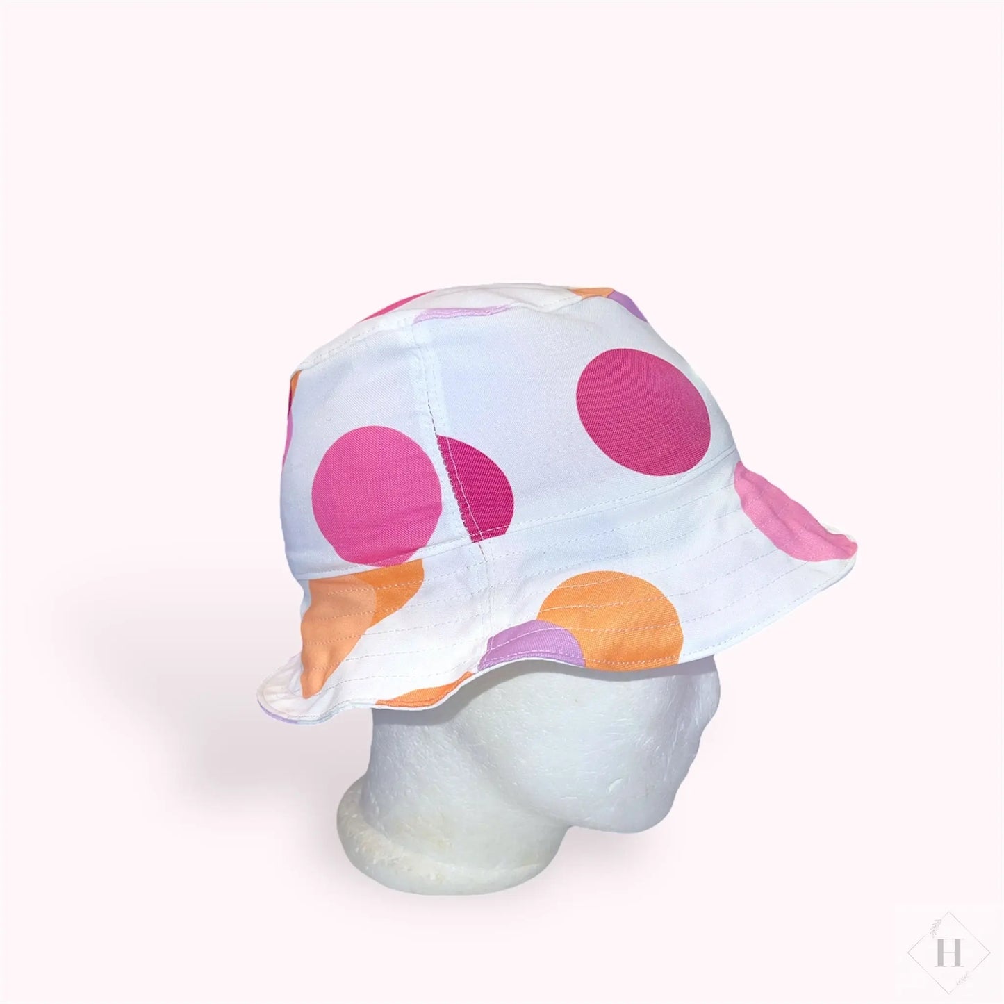 Bøllehat i prikketstof str 52 HG Design