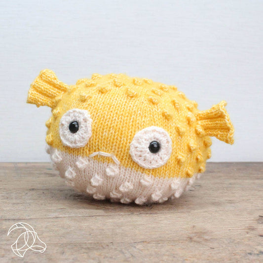 Strikkesæt i blandingsgarn – Bart Pindsvinefisk i gul | Hardicraft