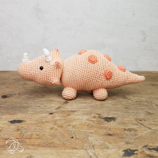Hæklekit i bomuld – Triceratops i fersken | Hardicraft