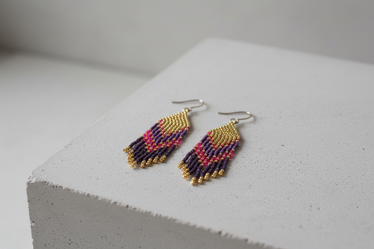 Håndlavede frynseøreringe i miyuki perler - lilla nuancer