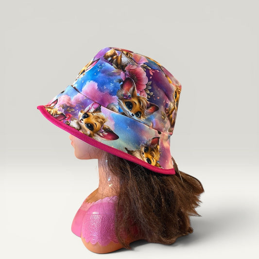 Håndlavet af reversible bucket hat for kids with a cute chihuahua print and pink trim. Made of jersey.