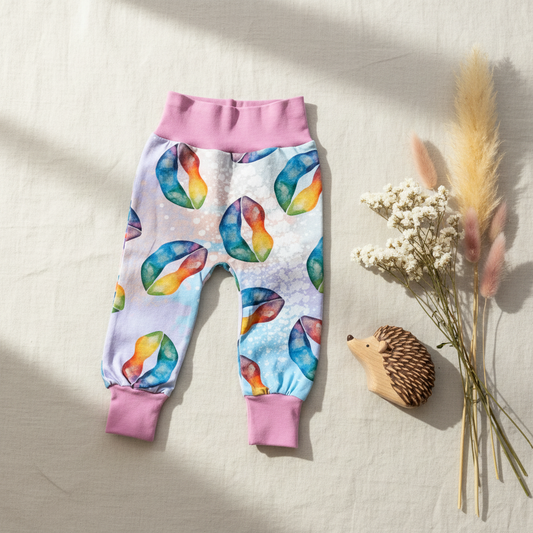 Baby bukser str. 68 – Regnbue kys