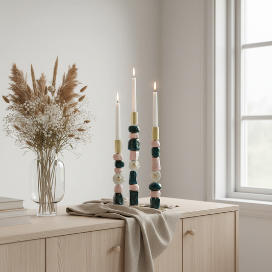 Lysestage med håndformet keramik – Petrol & Rosa | Jøwjøw