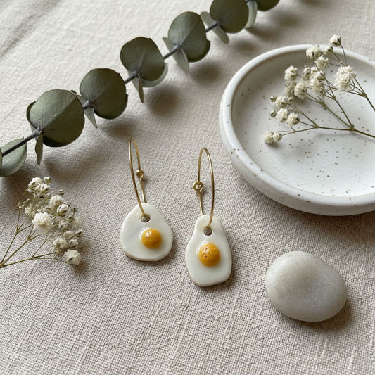 Håndlavede øreringe med spejlæg-vedhæng i Fimo ler – stylet produktfoto